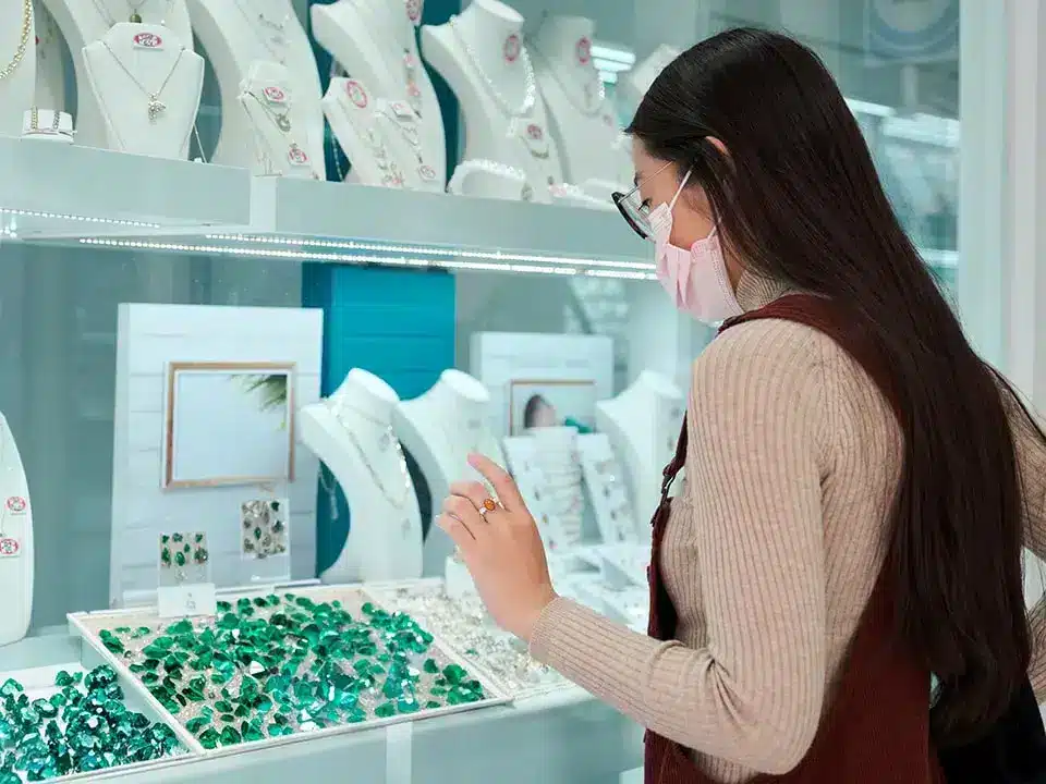 The fascinating world of emerald gemstones 4 Shopping window